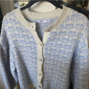 Tröja - Jättefin kofta från Zara. Perfekt att ha på sommarkvällar🥰