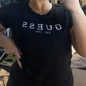 Guess tröja  - Använd tröja men gott skick. Nypris 400kr