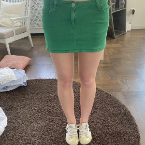 Kjol - Säljer denna coola kjol, som är vintage lee, perfekt till sommaren! 