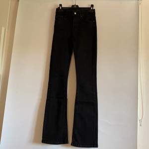 Svarta flared jeans från Only. Använda en del, men i mycket bra skick. Storlek S 32, men skulle säga att dom är mer XS då dom är rätt små. 