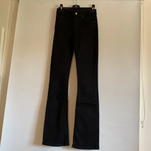 Svarta flared jeans - Svarta flared jeans från Only. Använda en del, men i mycket bra skick. Storlek S 32, men skulle säga att dom är mer XS då dom är rätt små. 