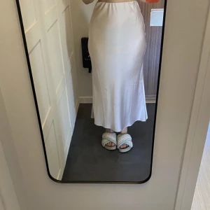 Siden kjol - Rosa siden kjol från asos lånad bild säljer då jag trodde den var vit när jag köpte