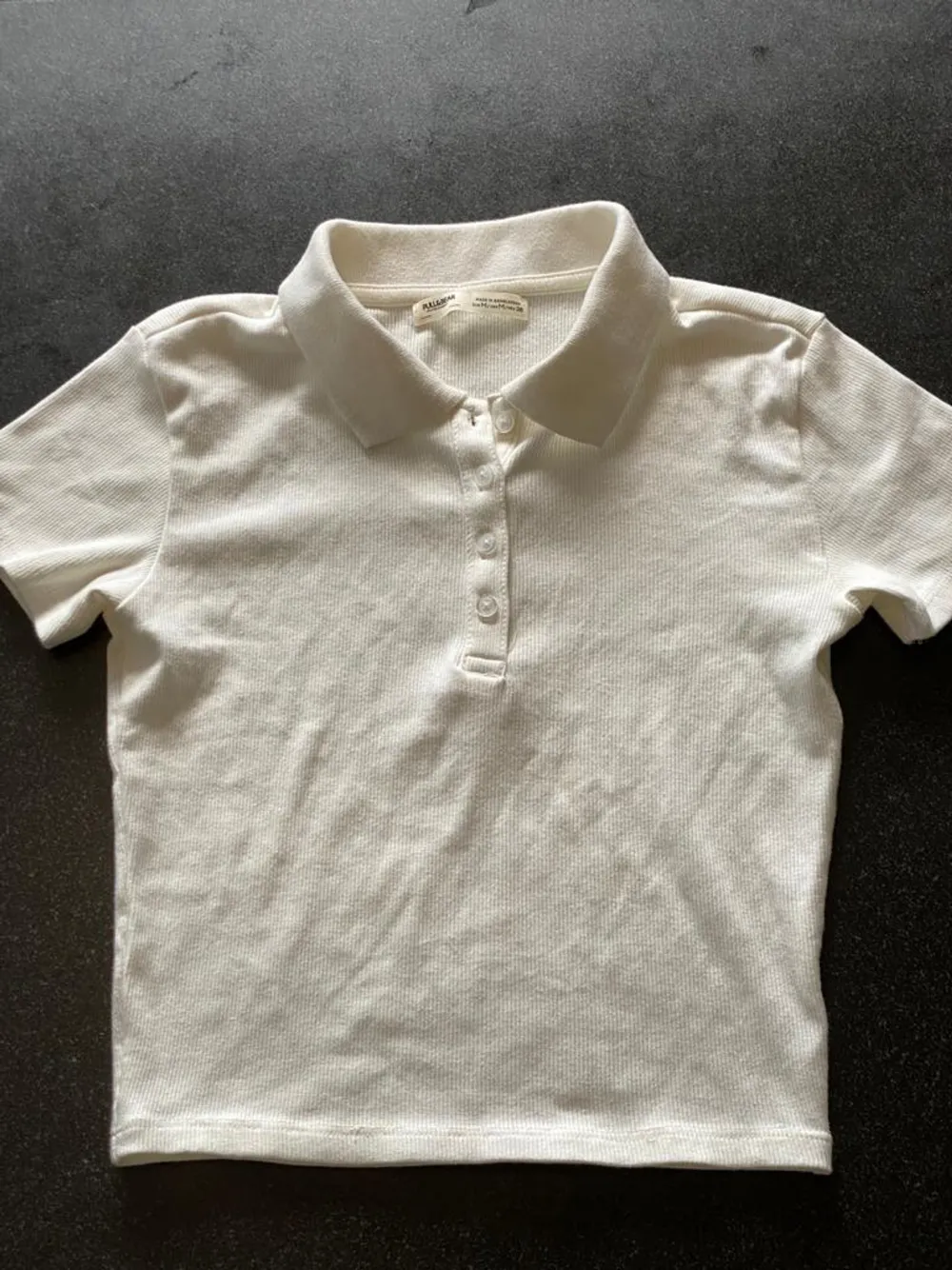 En vit nästan oanvänd croppad t-shirt med krage. Bomullm mix. T-shirts.