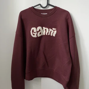 Ganni tröja - Vinröd GANNI sweatshirt. Nyskick. Storlek M. Nypris cirka 2000sek.