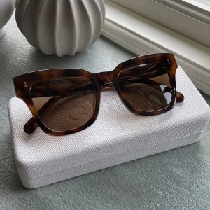 Chimi 07 - Säljer dessa chimis i modellen 07 (2021), som är i färgen tortoise alltså bruna! Finns två små repor, skriv till mig för bild 😊