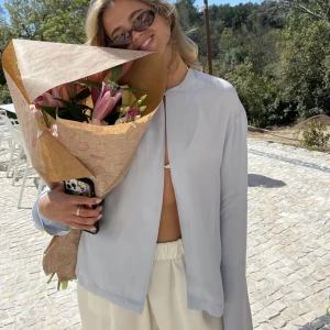 Dream cardigan djerf avenue - Säljer min dream cardigan från djerf avenue i baby blue, helt slutsåld på hemsidan, jag har knappt använt den. Nypris var 1300kr❤️