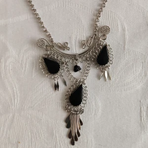 Halsband  - Handgjorda metalhaldband med svarta, rosa, gröna stenar 