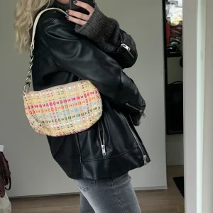 Färgglad rutig väska  - Färgglad rutig väska från THE SAK. Axelväska. Väl använd, själva väskan är i bra skick men bandet och tyget på dragkedjan är slitet. Finns fler bilder 😊