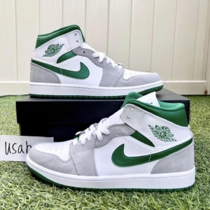 Air Jordan Mid Pine Green - Väl använda men i bra skick (prova för mer bilder) Äkta men har inte kvar lådan. Super fina och snygga till sommaren🌼