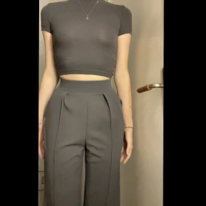 Set - Säljer dessa tillsammans som ett set från H&M. Grå byxor med pressveck och enkel T-shirt. Blivit för smått för mig 🫶🏻