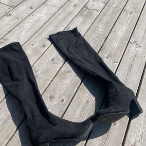 Svarta stövlar  - Svarta stövlar nästan oanvända!