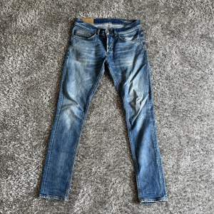 Tjena! Säljer nu mina snygga Jeans ifrån Dondup. Modellen är George! Skicket på jeansen är 9/10, nästintill nyskick! Jeansen är i storlek 32. Vid fler frågor/bilder är det bara och höra av sig! 