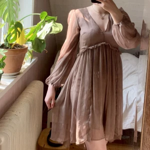 Klänning  - Spå fin brun klänning som tyvärr inte kommer till användning. Ärmarna är bara tyll så den är inte så varm, lite länge där back. Pris kan diskuteras 🤎