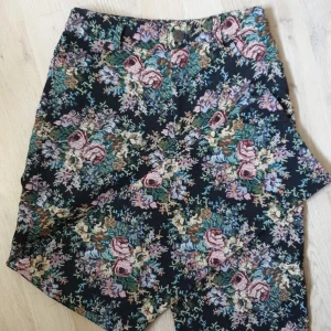 Blommiga byxor - Skit coola blommiga byxor, lite tjockare mjukare material i storlek xs, aldrig använda 🌼🏵