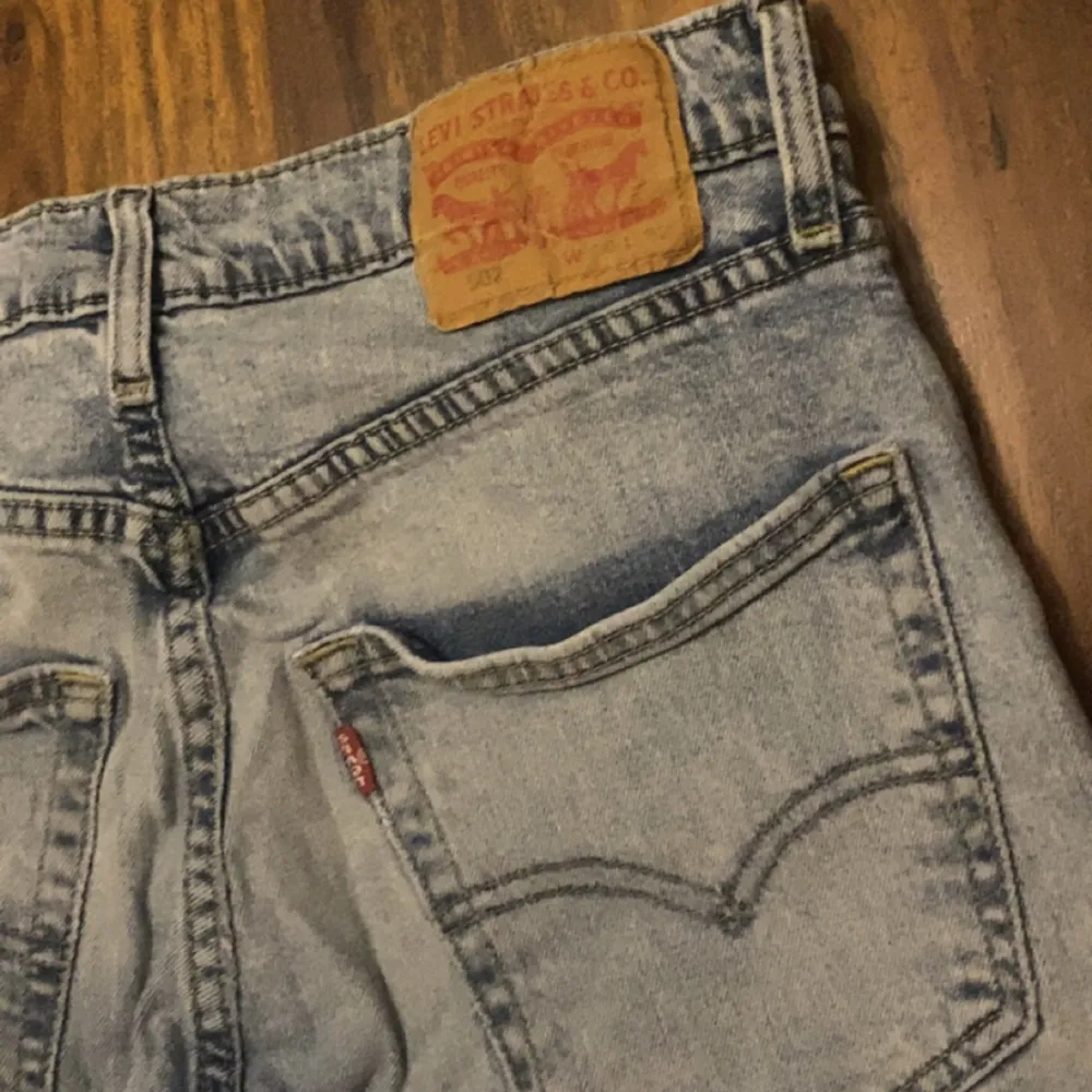 Säljes dessa Levis 502 Jeans eftersom storleken inte passar mig, hör gärna av dig vid intresse!🌟. Jeans & Byxor.