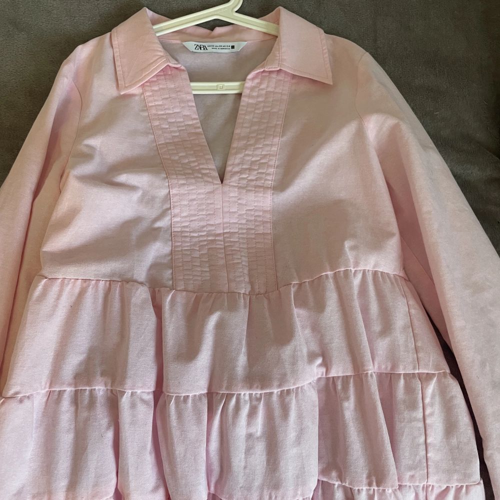 En jättefin rosa klänning från zara som tyvärr inte kommer till användning 🩷 ändats använd en gång🥰. Klänningar.