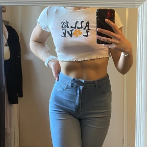 Croptop  - Vit croptop med tryck.