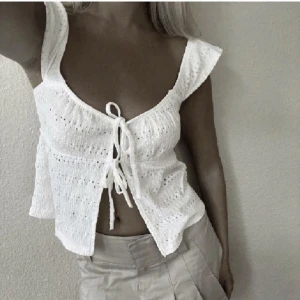 Gina tricot topp - Vit trendig topp från Gina tricot, använd fåtal gånger❤️