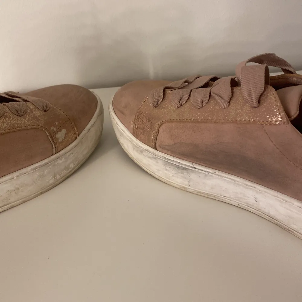 Finare sneakers som är ganska slitna (se bild två) . Skor.