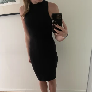 Svart klänning - Tajt klänning köpt på nelly. Använder tyvärr inte denna så mycket men den är så skön och sitter väldigt fint. Storlek M men passar mig som vanligtvis bär S också.