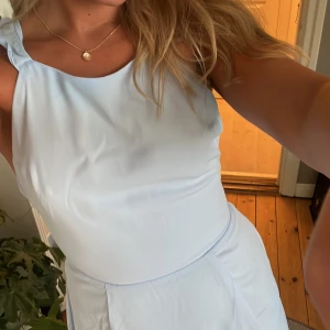 Klänning med öppen rygg - Ljusblå klänning med knyt i ryggen från Nelly, storlek s