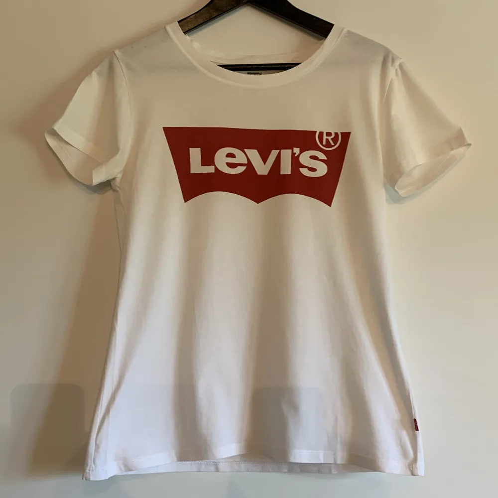 Vit Levi’s t-shirt i storlek XS. Lite stor i storlek så funkar även som S. . T-shirts.