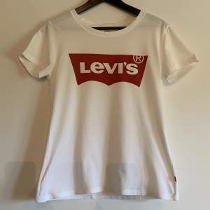 Vit Levi’s t-shirt i storlek XS. Lite stor i storlek så funkar även som S. 