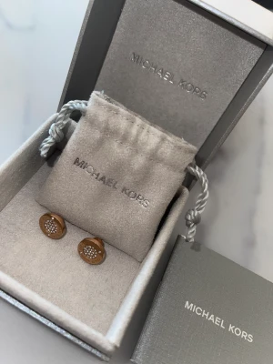 Michael Kors Örhänge - Roséguld örhänge  