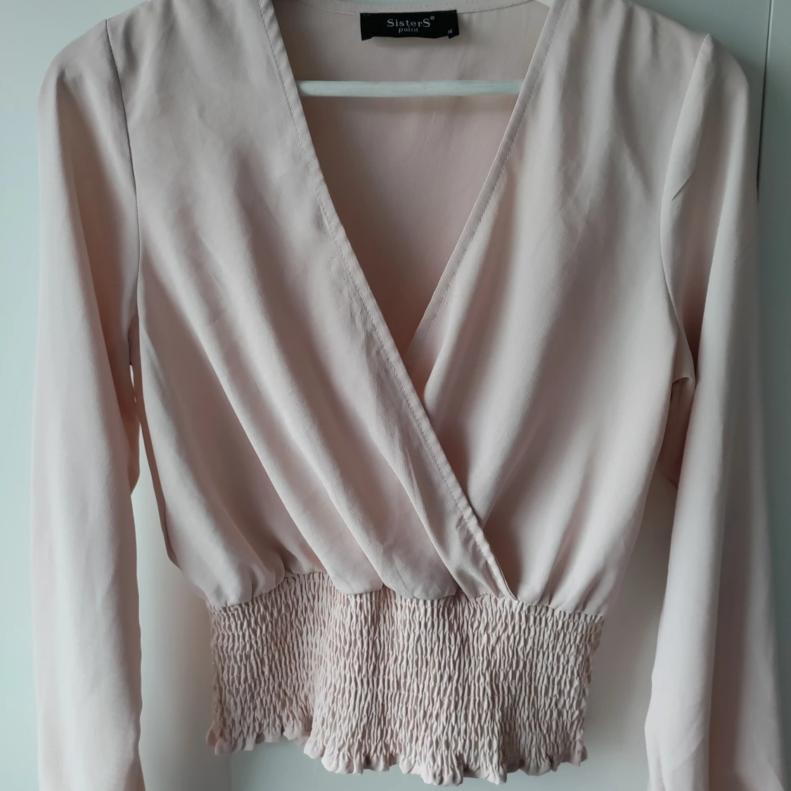 Rosa blus med indragen midja