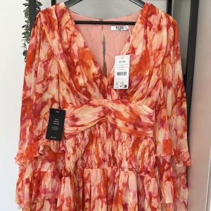 Sanna Jörnvik X NA-KD - Superfin klänning. Säljer pga att den är för liten i storlek för mig, alla lappar är kvar. Skickas i originalförpackning och påse.  Klänningen är från Sanna Jörnviks senaste kollektion med Na kd och är slutsåld på hemsidan.  Klänningen är true to size.