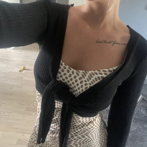 Kort kofta - Säljer denna söta kofta som går att knyta i mitten. Väldigt fin att ha över vad som helst. 