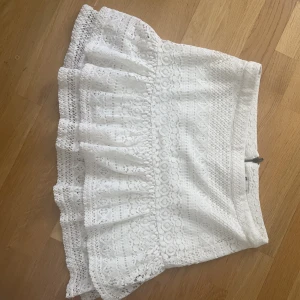 Volangkjol  - Säljer denna superfina kjol då den tyvärr inte kommer till användning. Är perfekt nu till sommaren!!💕💕köp direkt för 250kr!! 