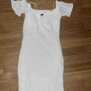 Vit sommarklänning  - En superfin vit klänning helt oanvänd. Jag säljer den för har aldrig använt. 