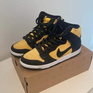 Nike dunk high reversed goldenrod Hel mocka sko med gul/svart färg Knappt använda, inga creases 