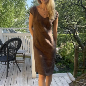 Linne klänning - Så fin brun linneklänningi storlek 40! Den sitter som på bilderna på mig som är 175 och som brukar ha storlek s/ 36!💓