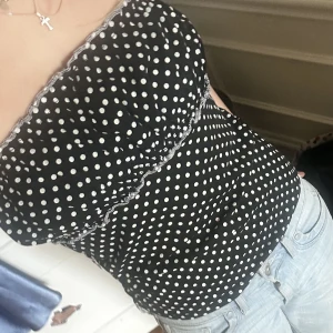 Prickig bandeau topp - Säljer min prickiga bandeau topp som kan användas som bandeau eller halterneck, bra skick och passar S Kolla gärna min profil för fler plagg😊 