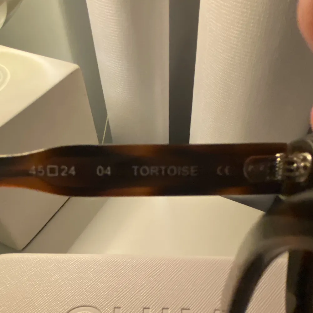 Säljer mina fina solglasögon köpta för två år sedan men är trots det i mycket bra skick eftersom jag knappt använt dom. De är i modellen 04 och i färgen Tortoise ☀️☀️ fraktar och möts upp i Stockholm. Låda ingår. . Accessoarer.