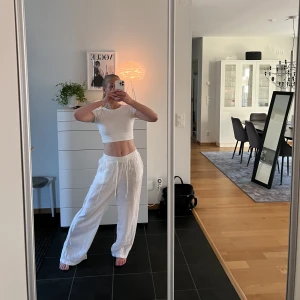 Vit linnebyxa  - Säljer ett par vita linnebyxor som är lite oversized i modellen jag bär xs 🫶🫶
