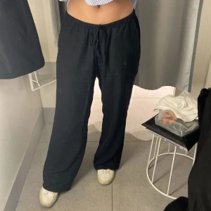 Linnebyxor  - Säljer dessa snygga linnebyxor från hm då de är för korta för mig💛 Bra skick och endast använda fåtal gånger. Storlek M men går att knyta så de passar en S