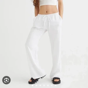 Vita Linnebyxor från h&m - Jättefina vita linnebyxor från h&m, oanvända, fin kvallite, passar både s&m. Säljes på grund av ingen användning!