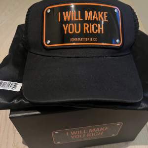 I fint skick, haft i ett år, kommer ej till användning. svart med orange text där de står ”I will make you rich” + låda & dustbag