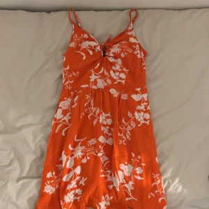 Orange sommarklänning  - Jättefin orange sommarklänning med vitt blommigt mönster som aldrig har använt! Stl S :)