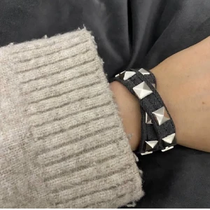 Armband - Super coolt armband med nitar på, liknar valentino 🤩❤️‍🔥