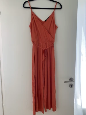 Byxdress  - Byxdress från bikbok  använd 1 gång   Sitter snyggt upptill och lite löst nertill.   Säljes pga används aldrig 