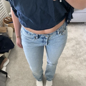 Midwaist jeans - Säljer dessa midwaist jeansen från Zara med raka ben. Storlek 38 men lite tajta för mig som brukar ha 38/M. Fraktar vid köp ❤️