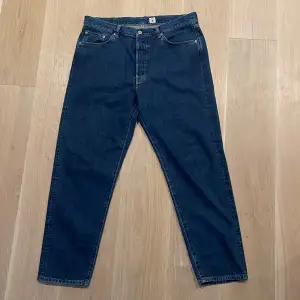 Jeans från märket Edwin av modell ”Loose tapered”. Inköpta i Berlin hösten 2022 för ca 1600:-. Använda ca 3-5 gånger och tvättade 1 gång = bra skick! Relativt stora i längden, jag har vanligtvis L32.