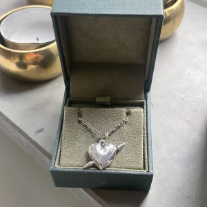 Maria Nilsdotter Halsband Tuvstarr’s Heart Necklace - Säljer nu detta Maria Nilsdotter halsband! Använt väldigt sparsamt och i väldigt fint skick! Nypris 2795 kr 😍 Orginalbox samt påse tillkommer ❤️❤️Kedjan är i storlek 45