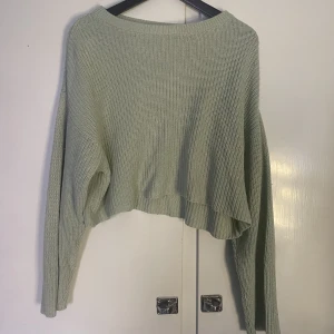 Tunn stickad tröja  - Tunn stickad tröja i mint färg.