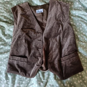 Manchester väst - Asnice Manchester väst som jag bara säljer för att den tyvärr inte riktigt passar min stil. Köpt second hand men knappt använd!