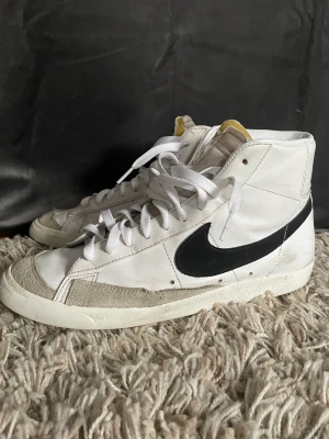 Nike blazer - Snygga skor som passar till allt. Lite slitna men funkar ändå hur bra som helst!
